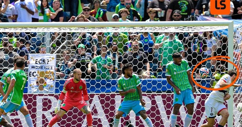 Maradona mới’ ghi bàn bằng lưng cho PSG, đi vào lịch sử FIFA